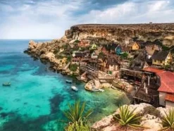 Ravensburger Landschappen|Steden En Gebouwen<Popeye Village in Malta - puzzel van 1500 stukjes